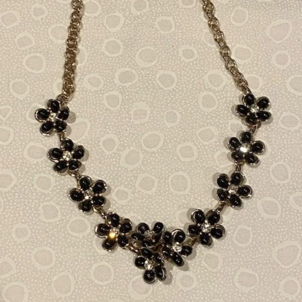 SALE 💚💚 VTG Gold Flower Rhinestone Black Bead Necklace